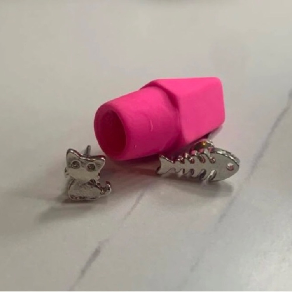 🦴🐱Cat & Fish Bone Earrings NWT - Picture 2 of 10